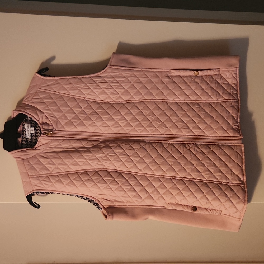 Dusty pink quilted vest. Size XL